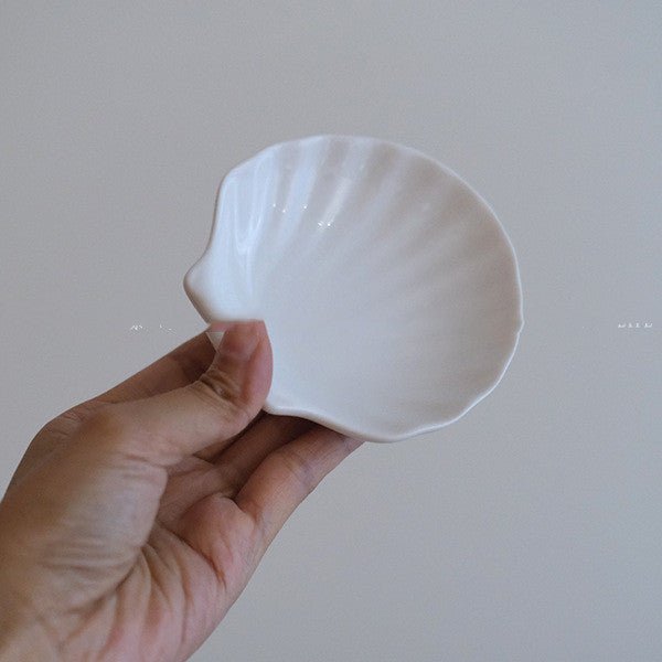 Cute ceramic shell tray.
