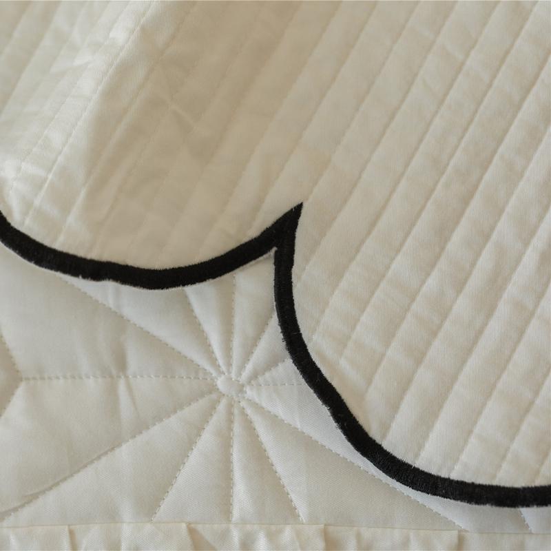 Black Rim Scalloped Bedding - Bedding - bedroom - blanket - beekindled