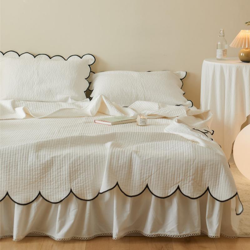 Black Rim Scalloped Bedding - Bedding - bedroom - blanket - beekindled