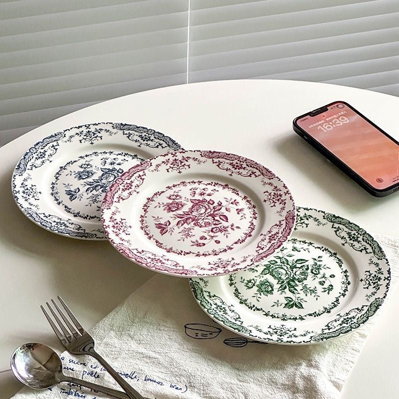 Floral porcelain dining tableware dinner plates.