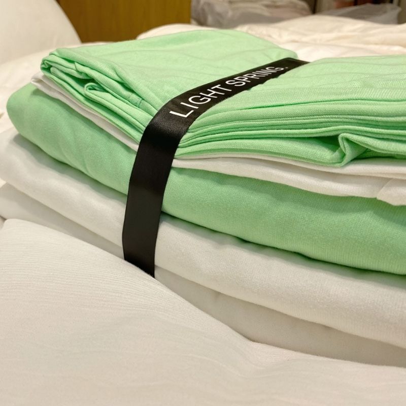 Green and white crisp bed sheets - full bedding set.