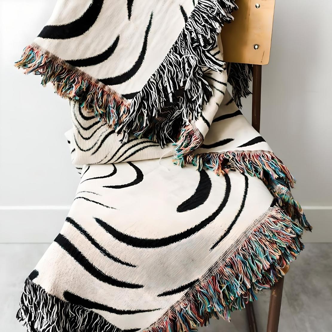 Black & white swirl lines tassel blanket
